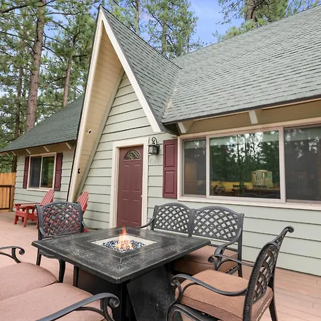 Star And Gem Cabin - Charming Cabin With Log Accents Close To The Activities! Hot Tub!
